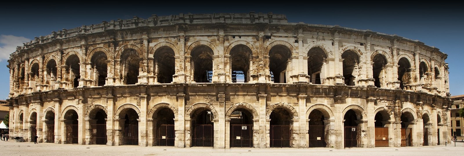 Anfiteatro Nimes header - Orígenes de Europa