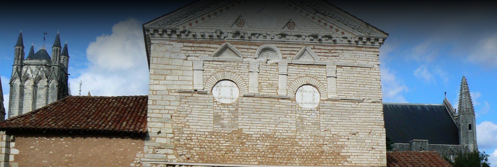 Baptisterio de San Juan de Poitiers Header - Origenes de Europa