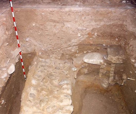 Muro de cimentación hallado en las excavaciones de 1989. Iglesia de San Román de Hornija - Orígenes de Europa