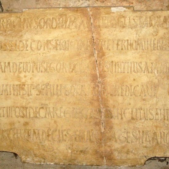 Placa de la inscripción conmemorativa de la fundación regia de Recesvinto. San Juan de Baños - Orígenes de Europa
