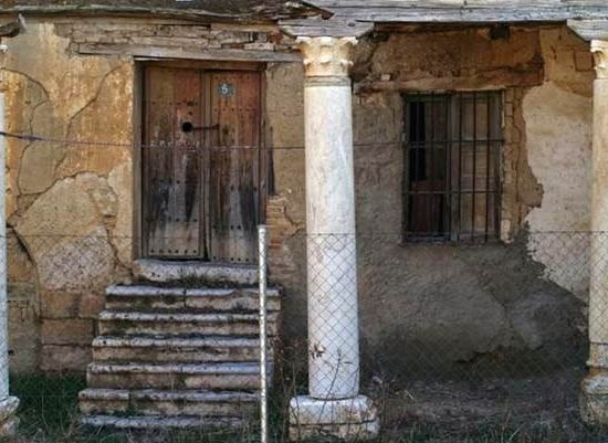 Porche de la casa prioral de San Román de la Hornija, siglo XX - Orígenes de Europa