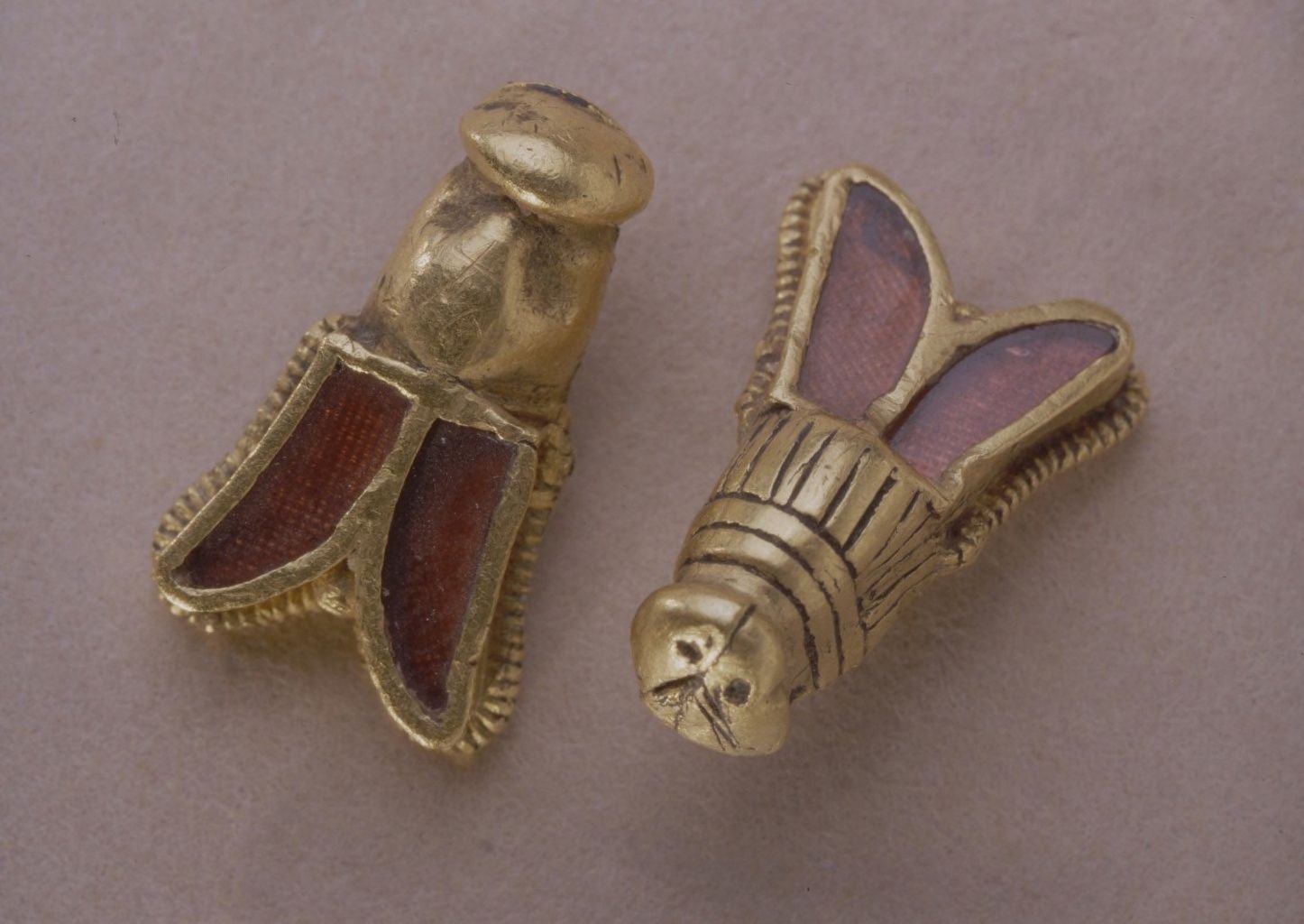 Abejas de oro que formaban parte del ajuar de Childerico - Orígenes de Europa