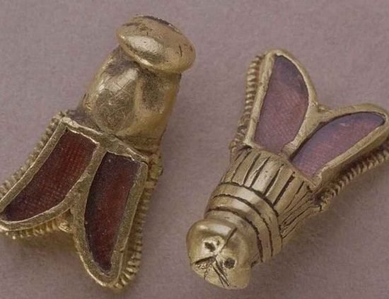 Abejas de oro que formaban parte del ajuar de Childerico, Orígenes de Europa