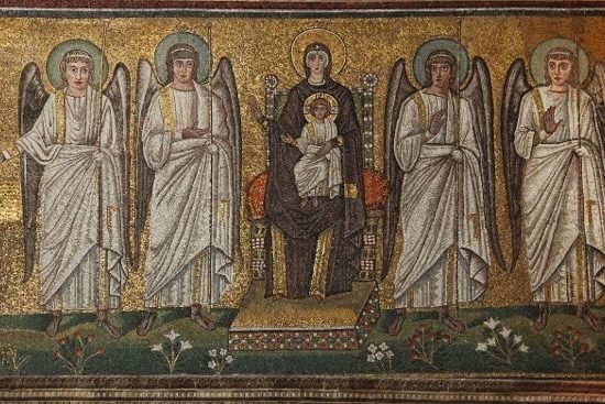 Virgen Sedente con el niño acompañados de los arcángeles en la Basílica de San Apolinar el Nuevo - Orígenes de Europa (Urbs Regia)
