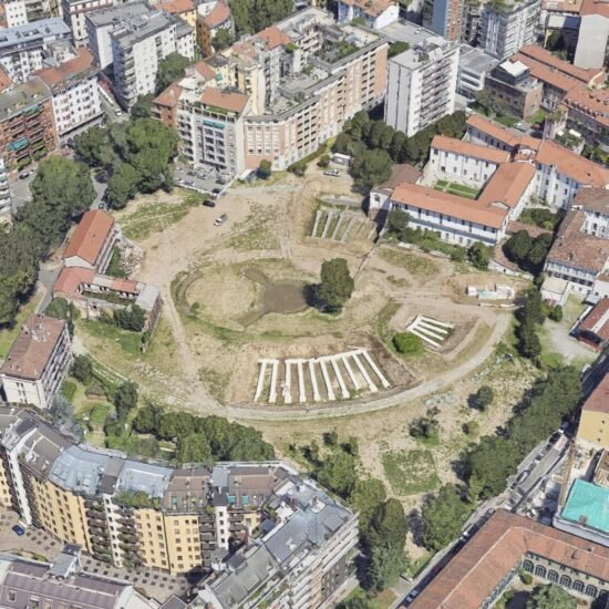 ANFITEATRO DI MEDIOLANUM (MILÁN, ITALIA) | Imagen obtenida de: https://blog.urbanfile.org/2025/06/26/milano-porta-ticinese-cantiere-pan-parco-amphitheatrum-naturae-giugno-2025/