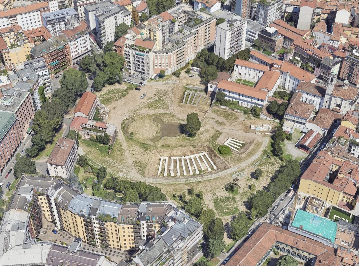 ANFITEATRO DI MEDIOLANUM (MILÁN, ITALIA) | Imagen obtenida de: https://blog.urbanfile.org/2025/06/26/milano-porta-ticinese-cantiere-pan-parco-amphitheatrum-naturae-giugno-2025/