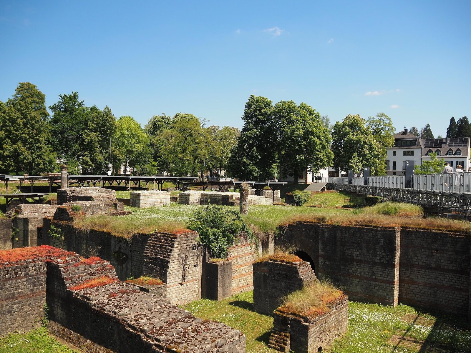 BARBARATHERMEN (TRÉVERIS, ALEMANIA) | Imagen obtenida de: https://de.wikipedia.org/wiki/Barbarathermen#/media/Datei:Trier_Barbarathermen_Ansicht_von_W_2024_01.jpg