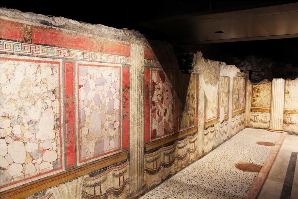 BRIXIA ROMANA | PARED CON FRESCOS DEL SANTUARIO REPUBLICANO (BRESCIA, ITALIA) | Imagen obtenida de: https://es.wikipedia.org/wiki/Capitolium_%28Brescia%29#/media/Archivo:Quarta_cella_-_Capitolium_-_Brescia_(ph_Luca_Giarelli).JPG