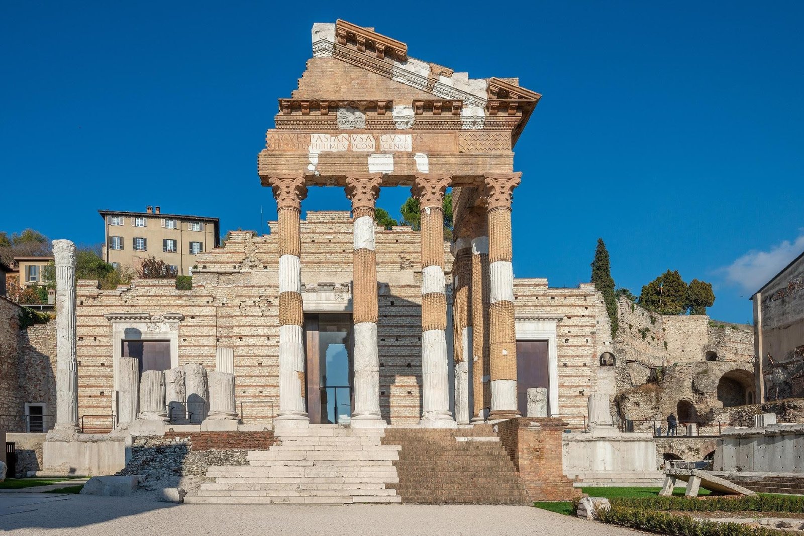 BRIXIA ROMANA | PLAZA DEL FORO (BRESCIA, ITALIA) | Imagen obtenida de: https://es.wikipedia.org/wiki/Capitolium_%28Brescia%29#/media/Archivo:Tempio_Capitolino_Piazza_del_Foro_Brescia.jpg