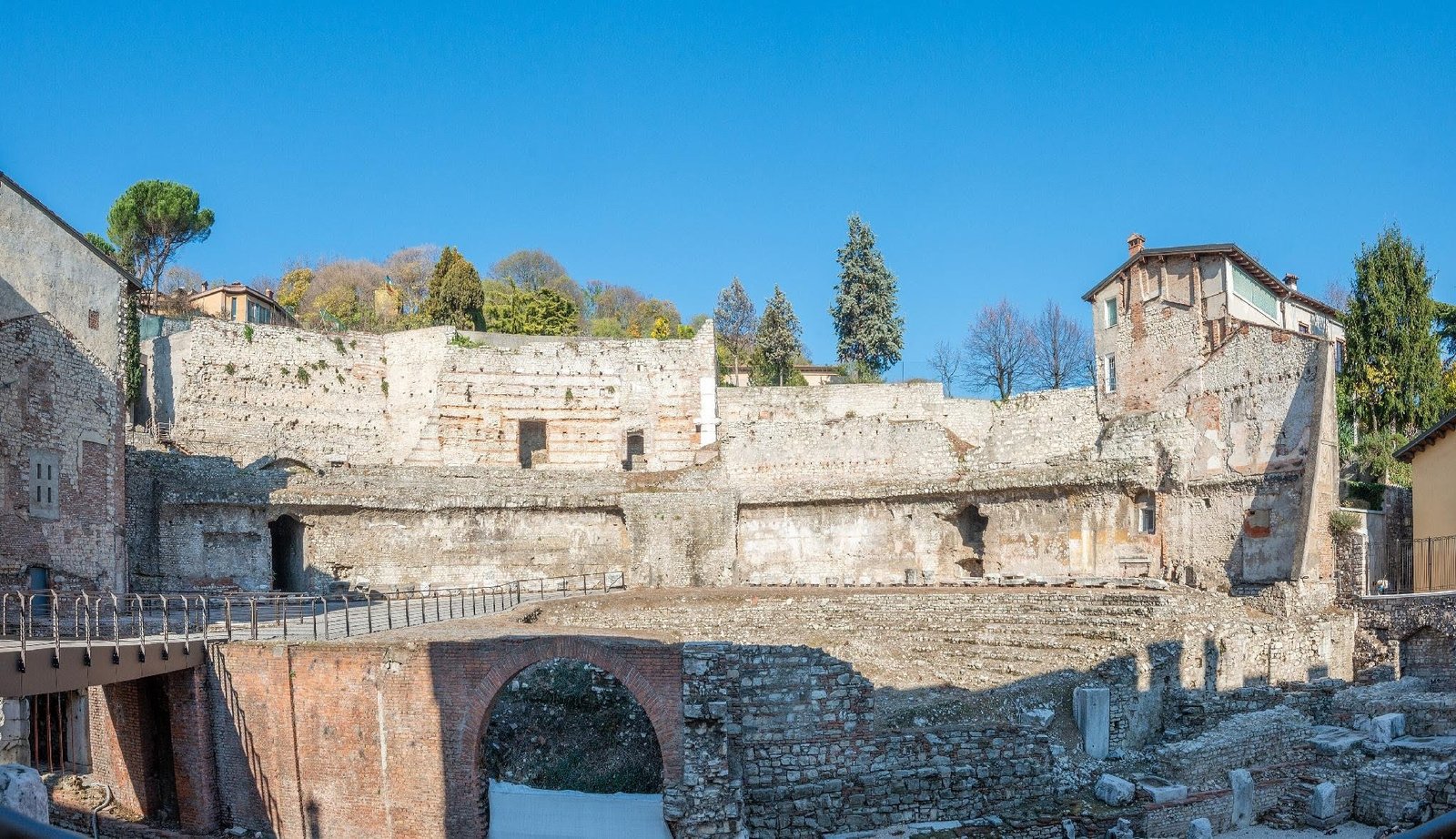 BRIXIA ROMANA | RESTOS DE LA CAVEA DEL TEATRO (BRESCIA, ITALIA) | Imagen obtenida de: https://es.wikipedia.org/wiki/Capitolium_%28Brescia%29#/media/Archivo:Teatro_Romano_Piazza_del_Foro_Brescia.jpg