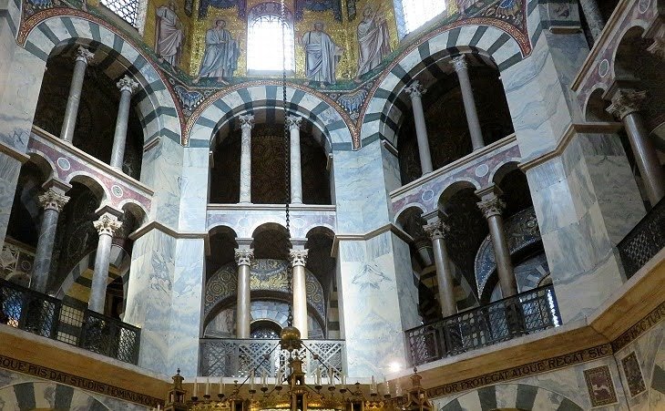 CAPILLA PALATINA (AQUISGRÁN, ALEMANIA) | Imagen obtenida de https://www.romeartlover.it/Aachen.html