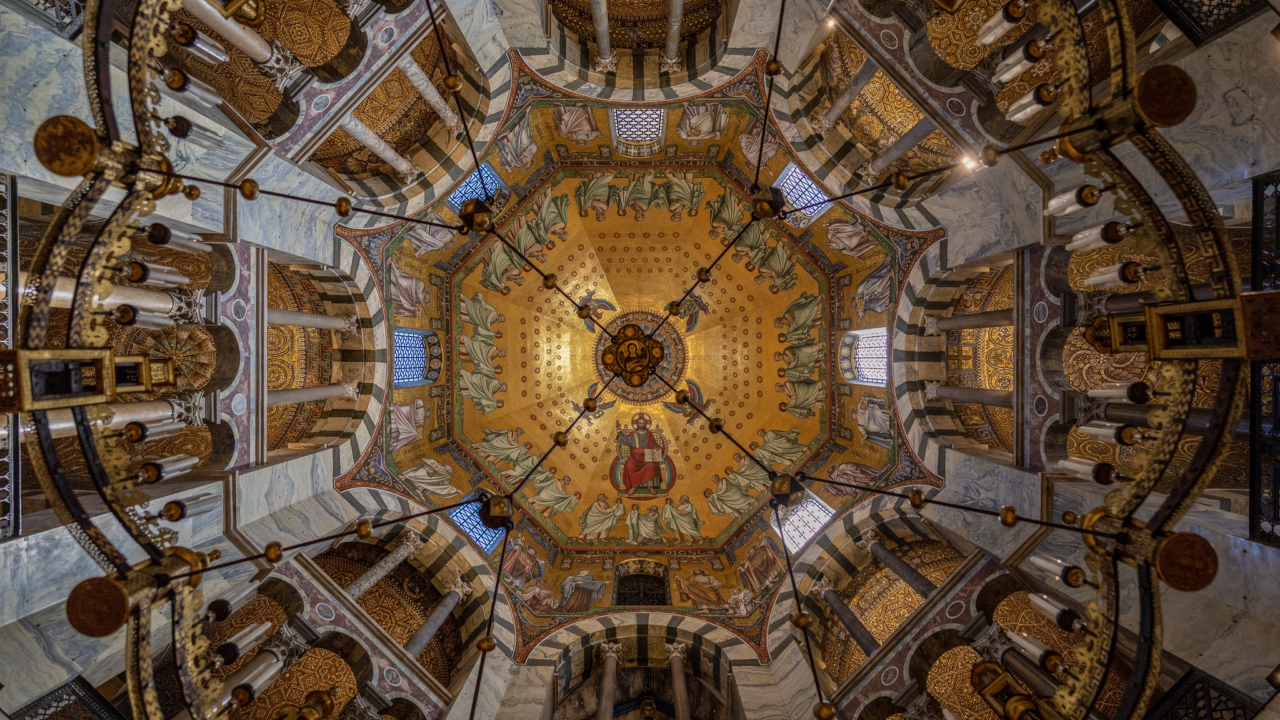 CAPILLA PALATINA (AQUISGRÁN, ALEMANIA) | Imagen obtenida de: https://www.khanacademy.org/humanities/medieval-world/carolingian-ottonian/carolingian1/v/charlemagnes-palace-chapel-at-aachen