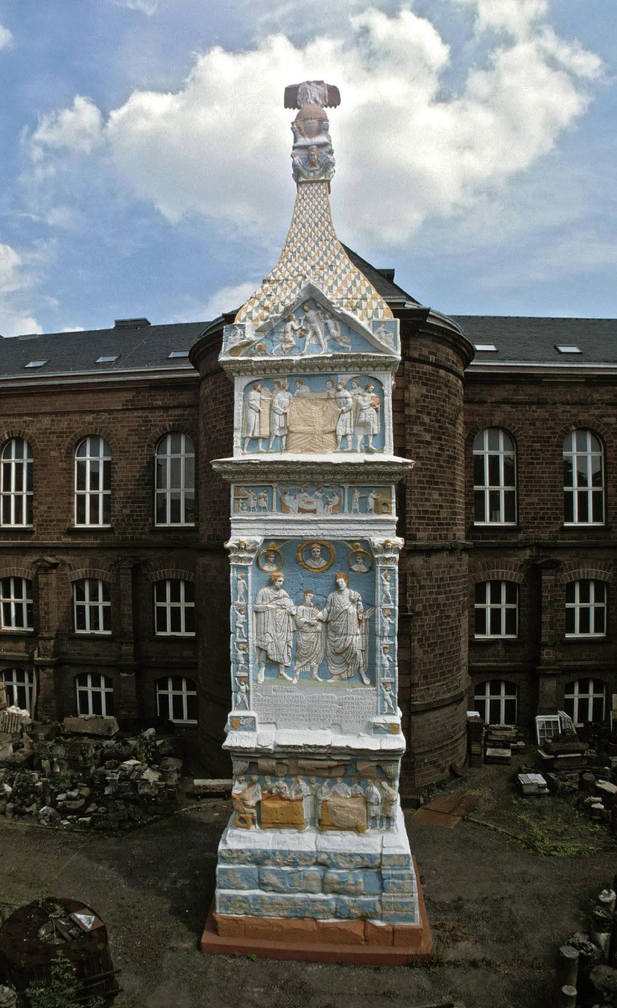 COLUMNA DE IGEL (TRÉVERIS, ALEMANIA) | Imagen obtenida de https://www.volksfreund.de/region/kultur/rheinisches-landesmuseum-wo-bleibt-die-kopie-der-igeler-saeule_aid-140150613
