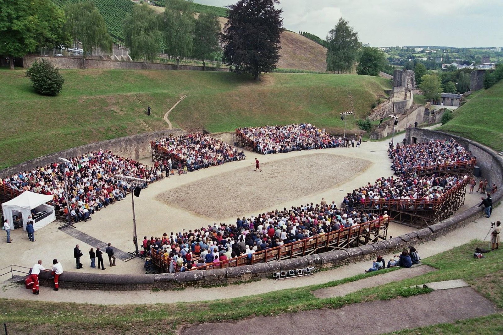 INTERIOR ANFITEATRO (TRÉVERIS, ALEMANIA) | Imagen obtenida de: https://upload.wikimedia.org/wikipedia/commons/1/17/Amphitheater_Trier_Brot_und_Spiele.jpg