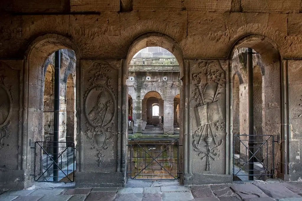 INTERIOR PORTA NIGRA (TRÉVERIS, ALEMANIA) | Imagen obtenida de: https://delveintoeurope.com/porta-nigra-trier/