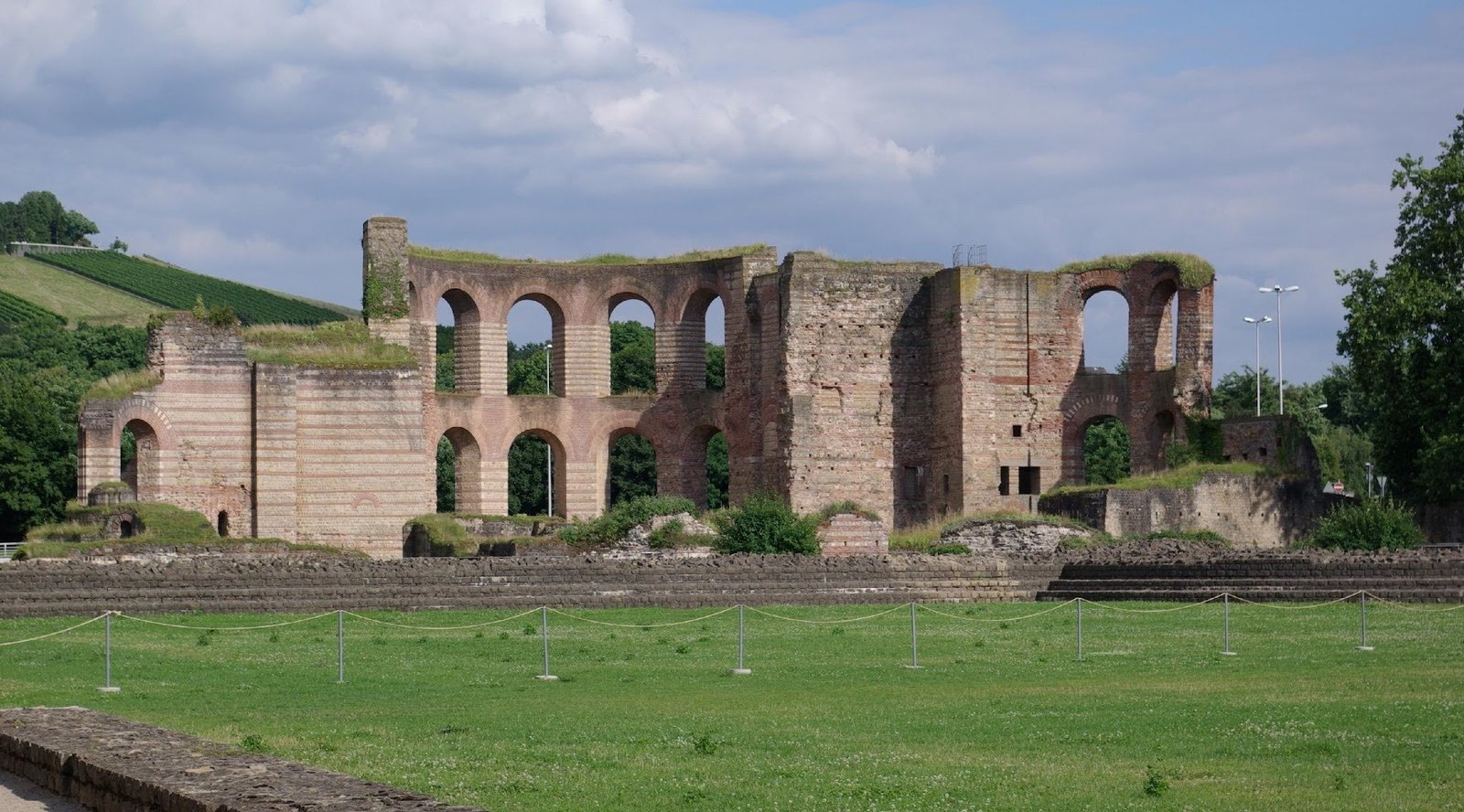 KAISERTHERMEN (TRÉVERIS ALEMANIA) | Imagen obtenida de: https://es.wikipedia.org/wiki/Termas_imperiales_de_Tréveris#/media/Archivo:Trier_Kaiserthermen_BW_1.JPG