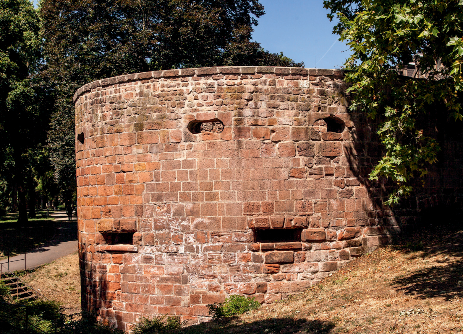 MURALLA (TRÉVERIS, ALEMANIA) | Imagen obtenida de: https://www.rheinland-pfalz-lese.de/sehenswuerdigkeiten/historisch-bedeutsames/alte-stadtmauer-trier/