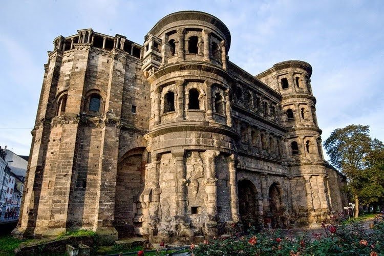 PORTA NIGRA (TRÉVERIS, ALEMANIA) | Imagen obtenida de: https://www.trier-info.de/en/places-of-interest/porta-nigra