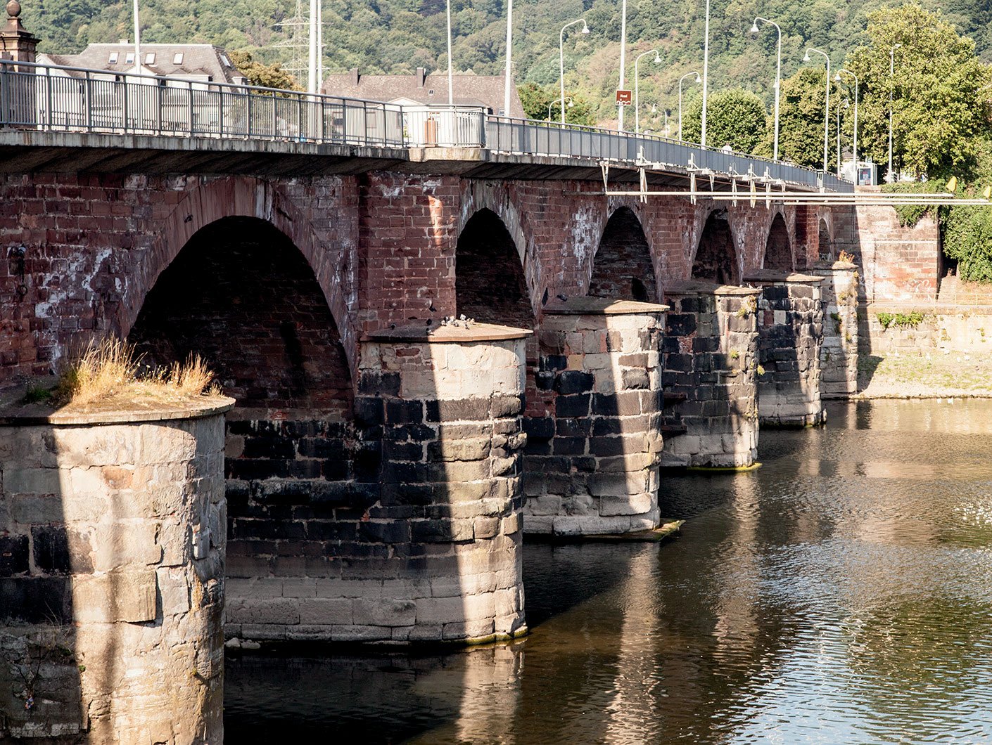 PUENTE ROMANO (TRÉVERIS, ALEMANIA) | Imagen obtenida de: https://www.rheinland-pfalz-lese.de/sehenswuerdigkeiten/historisch-bedeutsames/roemerbruecke-trier/