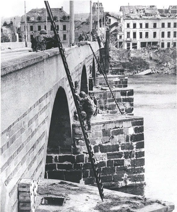 ZAPADORES AMERICANOS RETIRAN EXPLOSIVOS DE LOS PILARES DEL PUENTE ROMANO (TRÉVERIS, ALEMANIA) | Imagen obtenida de: https://www.trier.de/leben-in-trier/stadtportrait/geschichte/ueberblick/triers-vergessene-geschichten/16813.Im-Handstreich-erobert.html
