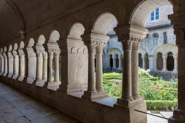 ABADÍA DE NUESTRA SEÑORA DE SÉNANQUE (GORDES, FRANCIA)