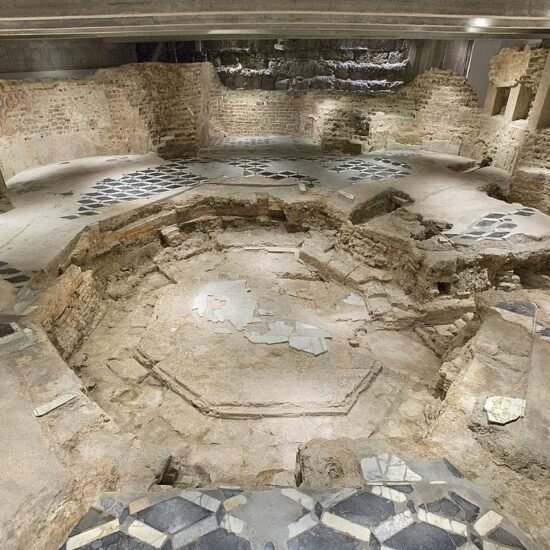 BAPTISTERIO DE SAN AMBROSIO (MILÁN, ITALIA) | Imagen obtenida de https://blog.urbanfile.org/2019/03/25/milano-duomo-si-rimarca-la-posizione-dellantico-battistero/