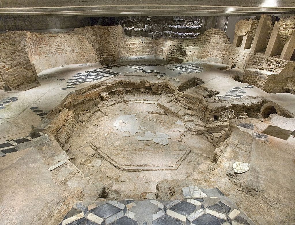 BAPTISTERIO DE SAN AMBROSIO (MILÁN, ITALIA) | Imagen obtenida de https://blog.urbanfile.org/2019/03/25/milano-duomo-si-rimarca-la-posizione-dellantico-battistero/