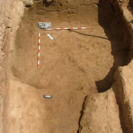 BASILICA DE SAN CUGAT DEL REC (BARCELONA, ESPAÑA) | ¿Rebajes del suelo relacionados con los espacios funerarios de la primera basílica? | © FOTO: SALVADÓ – VILARDELL, 2008