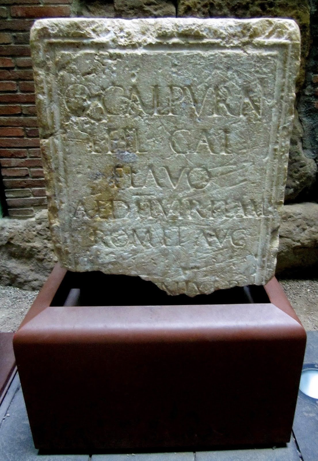 BASÍLICA DI SANTA MARÍA DEL PI (BARCELONA) | Pedestal romano reutilizado como ara de altar cristiano, localizada en el interior del templo gótico y hoy expuesta en el espacio museístico dedicado al templo de Augusto | © Ajuntament de Barcelona
