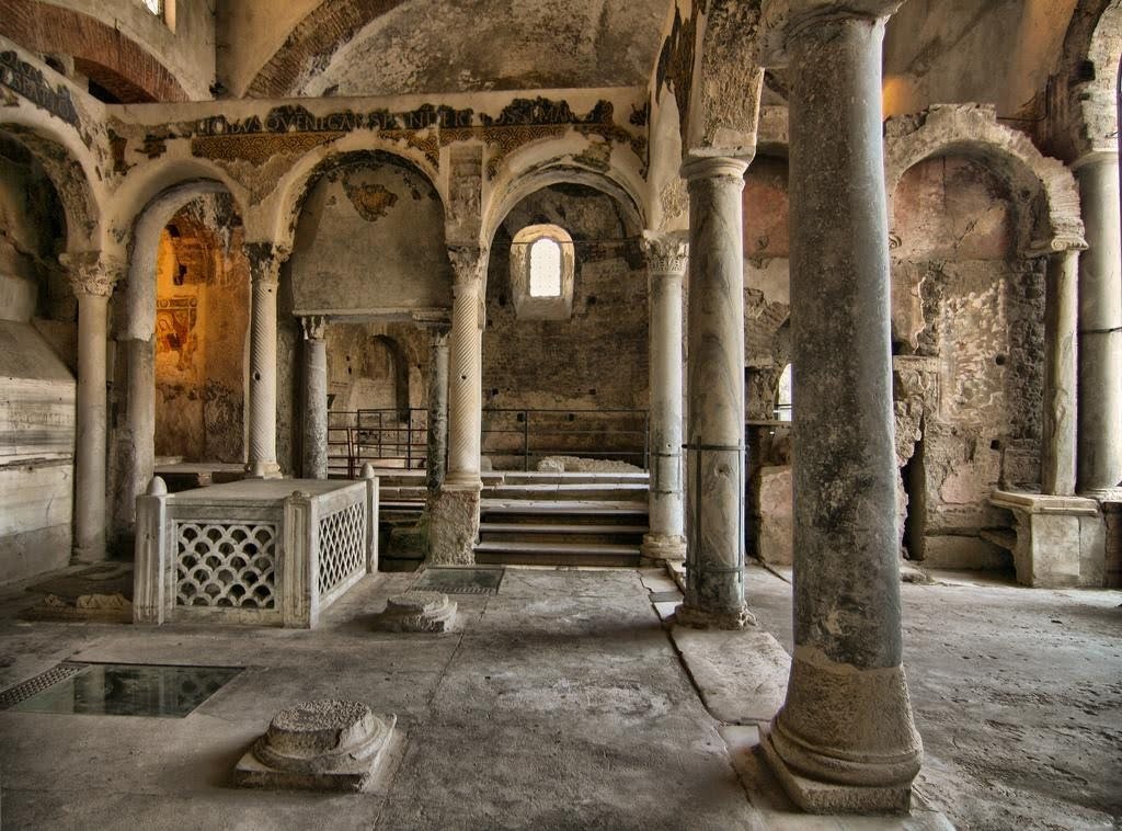 BASÍLICAS PALEOCRISTIANAS DE CIMITILE (NÁPOLES, ITALIA) | Imagen obtenida de https://es.wikipedia.org/wiki/Cimitile#/media/Archivo:CimitilePaolino.jpg/