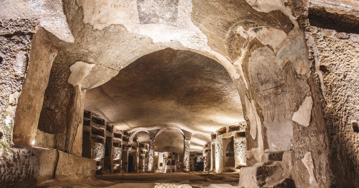 CATACUMBAS DE SAN GENARO (NÁPOLES, ITALIA) | Imagen obtenida de https://www.napolidavivere.it/2020/11/02/le-catacombe-di-napoli-da-san-gennaro-a-san-gaudioso-la-valle-delle-tombe-nella-citta-sotterranea/