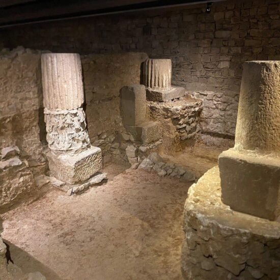 CONJUNTO EPISCOPAL BAJOIMPERIAL Y VISIGODO (BARCELONA, ESPAÑA) | Detalle de las columnas reaprovechadas como parte de la cimentación de la iglesia cruciforme | © FOTOS: MUSEU D’HISTÒRIA DE BARCELONA