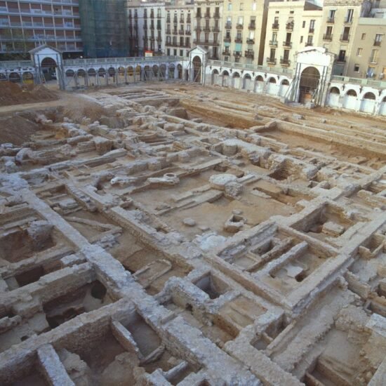 CONVENTO SANTA CATERINA AULA PALEOCRISTIANA (BARCELONA, ESPAÑA) | Vista general de la excavación arqueológica con los restos de todas las fases cronológicas antes de que se levantara el nuevo mercado | © Ajuntament de Barcelona