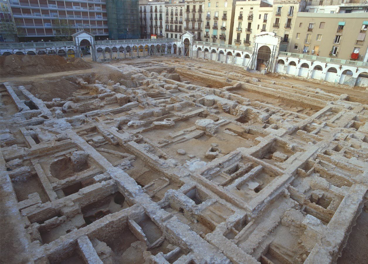 CONVENTO SANTA CATERINA AULA PALEOCRISTIANA (BARCELONA, ESPAÑA) | Vista general de la excavación arqueológica con los restos de todas las fases cronológicas antes de que se levantara el nuevo mercado | © Ajuntament de Barcelona