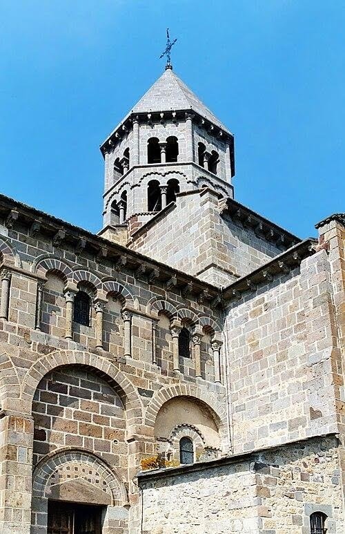 IGLESIA DE SAINT-NECTAIRE DE AUVERNIA (FRANCIA)
