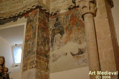 IGLESIA DE SAN MIGUEL DE SAN ESTEBAN DE GORMAZ (SAN ESTEBAN DE GORMAZ, SORIA) | INTERIOR DEL TEMPLO. ÁBSIDE CON RESTOS DE PINTURA MURAL DE ÉPOCA GÓTICA BAJO LA LÍNEA DE IMPOSTA AJEDREZADA. CAPITEL DEL ARCO TRIUNFAL DECORADO CON CABALLOS | © ART MEDIEVAL 2006