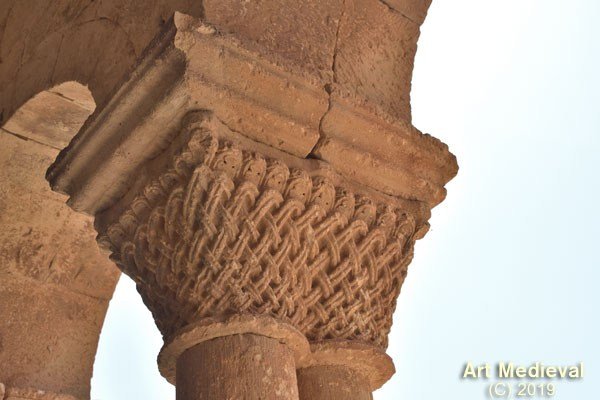 IGLESIA DE SAN PEDRO DE (CARACENA, SORIA) | GALERÍA PORTICADA. CAPITEL DE TIPO ENTRELAZADO EN FORMA DE CESTO | © Art Medieval 2019