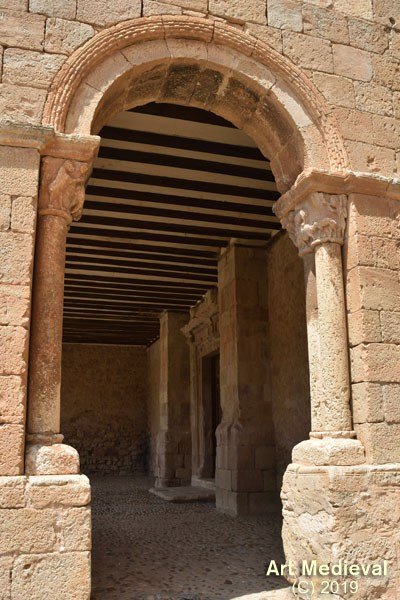 IGLESIA DE SAN PEDRO DE (CARACENA, SORIA) | PORTADA ESTE. ARCO DE MEDIO PUNTO SOBRE DOBLES COLUMNAS | © Art Medieval 2019