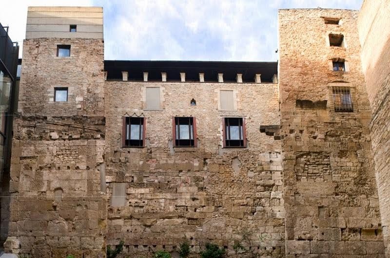 MURALLA ROMANA, VISIGODA Y ALTOMEDIEVAL (BARCELONA, ESPAÑA) ] (© FOTO: Museu d’Història de Barcelona; PLANO: Centre d’Arqueologia de la Ciutat de Barcelona)