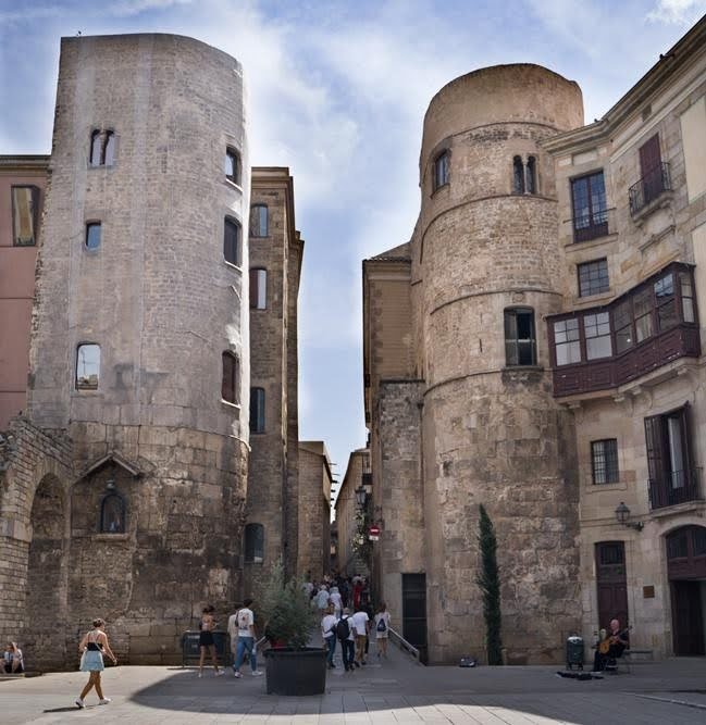 MURALLA ROMANA, VISIGODA Y ALTOMEDIEVAL (BARCELONA, ESPAÑA) | Acceso Norte al decumanus, flanqueado por dos torres de origen romano, modificadas a lo largo de los siglos | (© FOT. MUSEU D’HISTÒRIA DE BARCELONA)