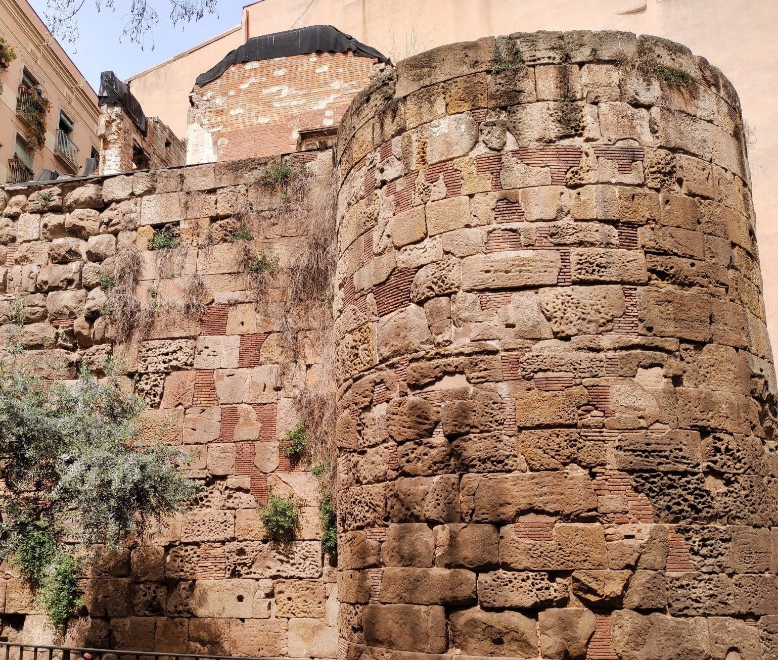 MURALLA ROMANA, VISIGODA Y ALTOMEDIEVAL (BARCELONA, ESPAÑA) | Detalle del lienzo y una torre – paramento tardorromano | (© FOTO: CASTELLSIFORTIFICACIONS.CAT)