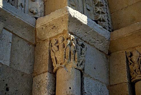 NOTRE DAME DE RIOUX (FRANCIA) | Los capiteles, en algunos casos muy deteriorados, presentan temas vegetales o figuras humanas muy alteradas y deterioradas. En la cornisa los canecillos muestran una rica decoració n con representación de los pecados capitales, leones, pavos reales, una sirena, músicos y acróbatas, entre otros temas.