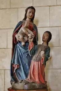 NOTRE DAME DE RIOUX (FRANCIA) | Matrimonio místico de santa Catalina de Alejandría y el Niño Jesús, que está acompañado por la Virgen. Obra del siglo XVI, en madera tallada y policromada, procedente del castillo de Rioux. Protegida desde 1904.