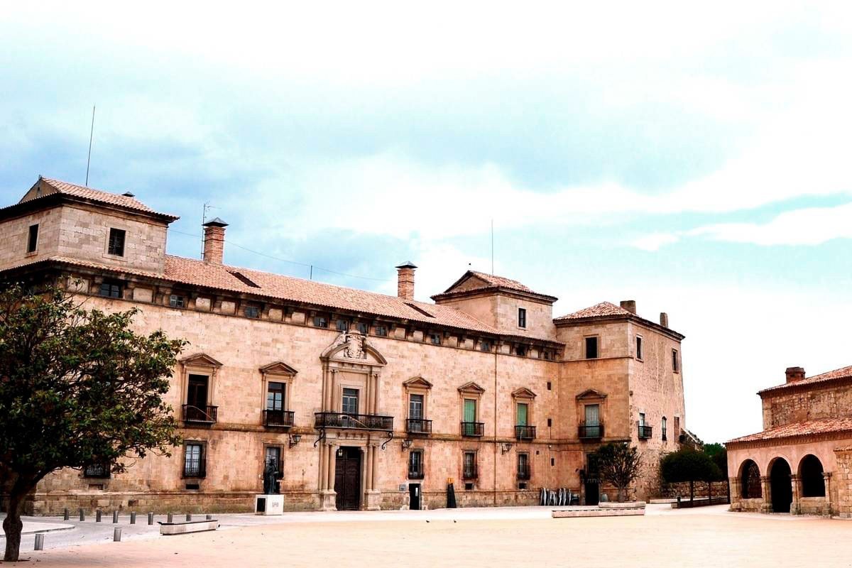 FACHADA RENACENTISTA, EN LA PLAZA MAYOR JUNTO A LA IGLESIA DE SAN MIGUEL | Imagen obtenida de https://almazan.es/turismo-almazan/palacio-de-los-hurtado-de-mendoza/