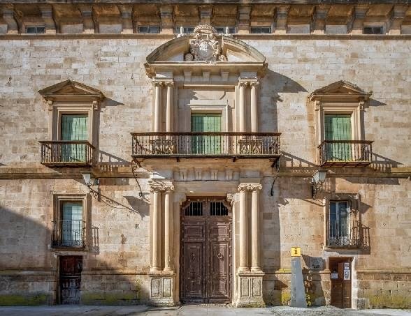 FACHADA RENACENTISTA. DETALLE DE LA PORTADA PRINCIPAL. PALACIO DE LOS ALTAMIRA (ALMAZÁN, SORIA) | Imagen obtenida de https://www.sorianitelaimaginas.com/monumentos/palacio-de-los-hurtado-de-mendoza-almazan/