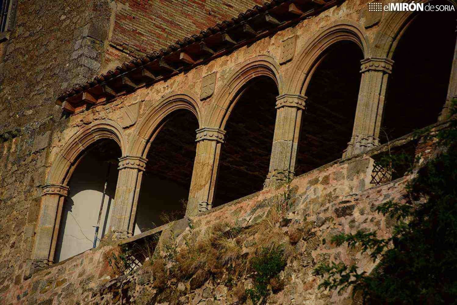 FACHADA GÓTICA. DETALLE DE ARMAS DE LOS APELLIDOS EN LAS ENJUTAS DE LOS ARCOS. PALACIO DE LOS ALTAMIRA (ALMAZÁN, SORIA) | Imagen obtenida de https://elmirondesoria.es/fotos/almazan-palacio-de-los-hurtado-de-mendoza#10