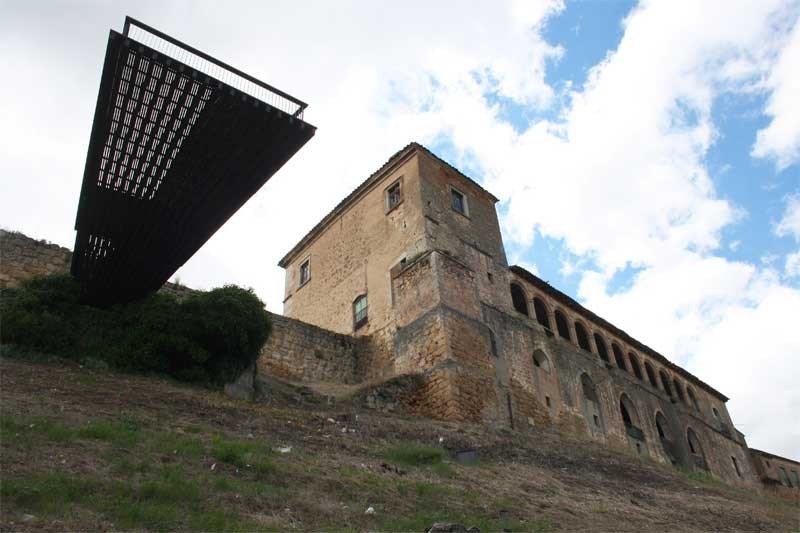FACHADA GÓTICA. AL ALDO, MIRADOR DE LA PLAZA MAYOR, SOBRE EL RÍO DUERO | https://guiadesoria.es/patrimonio/monumentos-de-soria/806-almazan-palacio-de-altamira-o-de-los-hurtado-de-mendoza.html#gallerya5a92e26f0-9