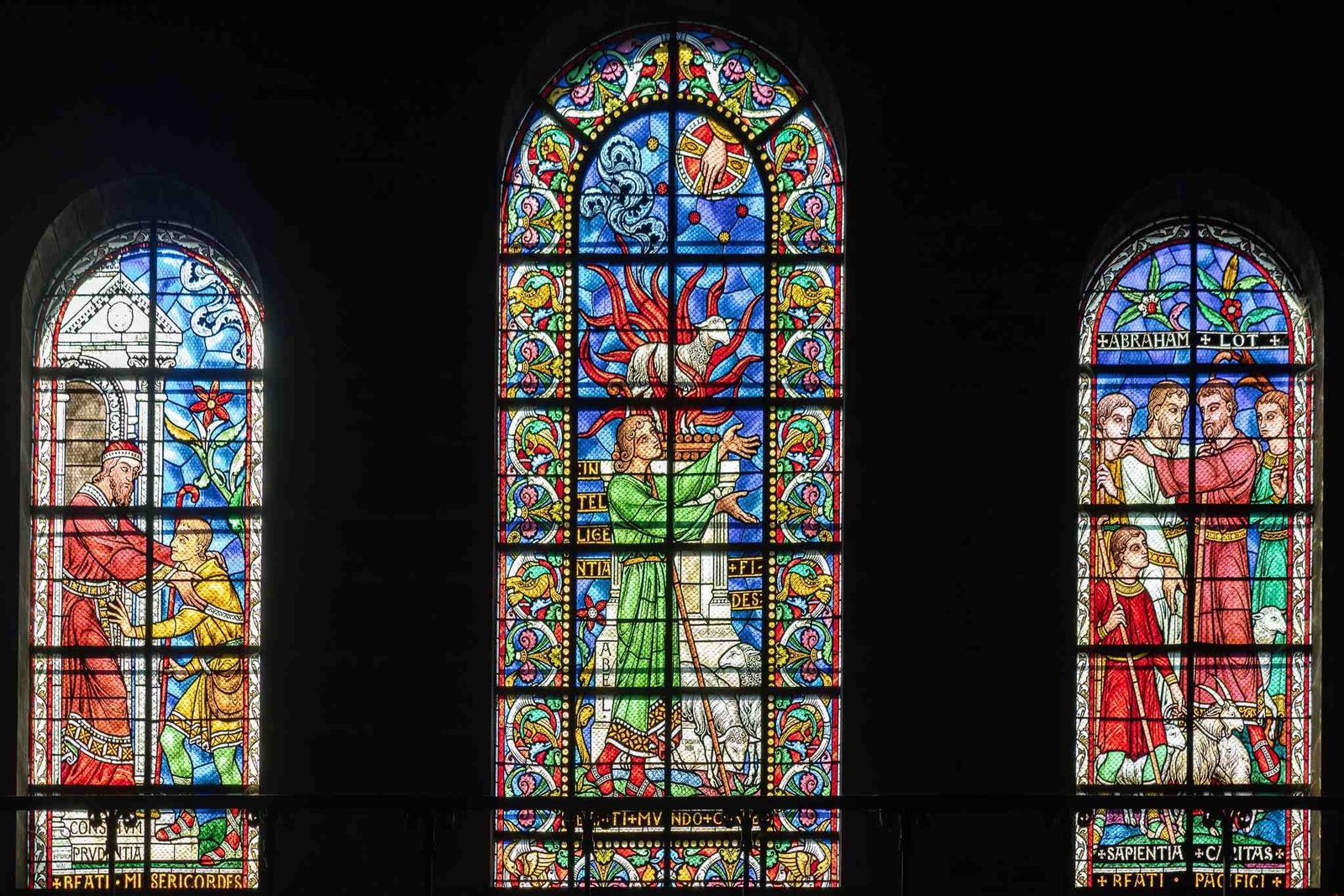 SAINT-FRONT DE PERIGUEUX (FRANCIA) | Las vidrieras desarrollan temas diversos como la vida de Saint-Front, temas evangélicos o las Bienaventuranzas.