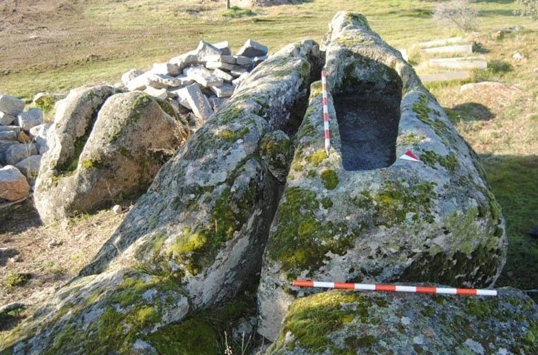 TUMBAS RUPESTRES ANTROPOMORFAS DEL YACIMIENTO ARQUEOLÓGICO LA CABILDA (HOYO DE MANZANARES, MADRID) | Imagen obtenida de: https://hoyodemanzanares.fandom.com/es/wiki/Yacimiento_arqueol%C3%B3gico_de_La_Cabilda?file=Tumbas.jpg