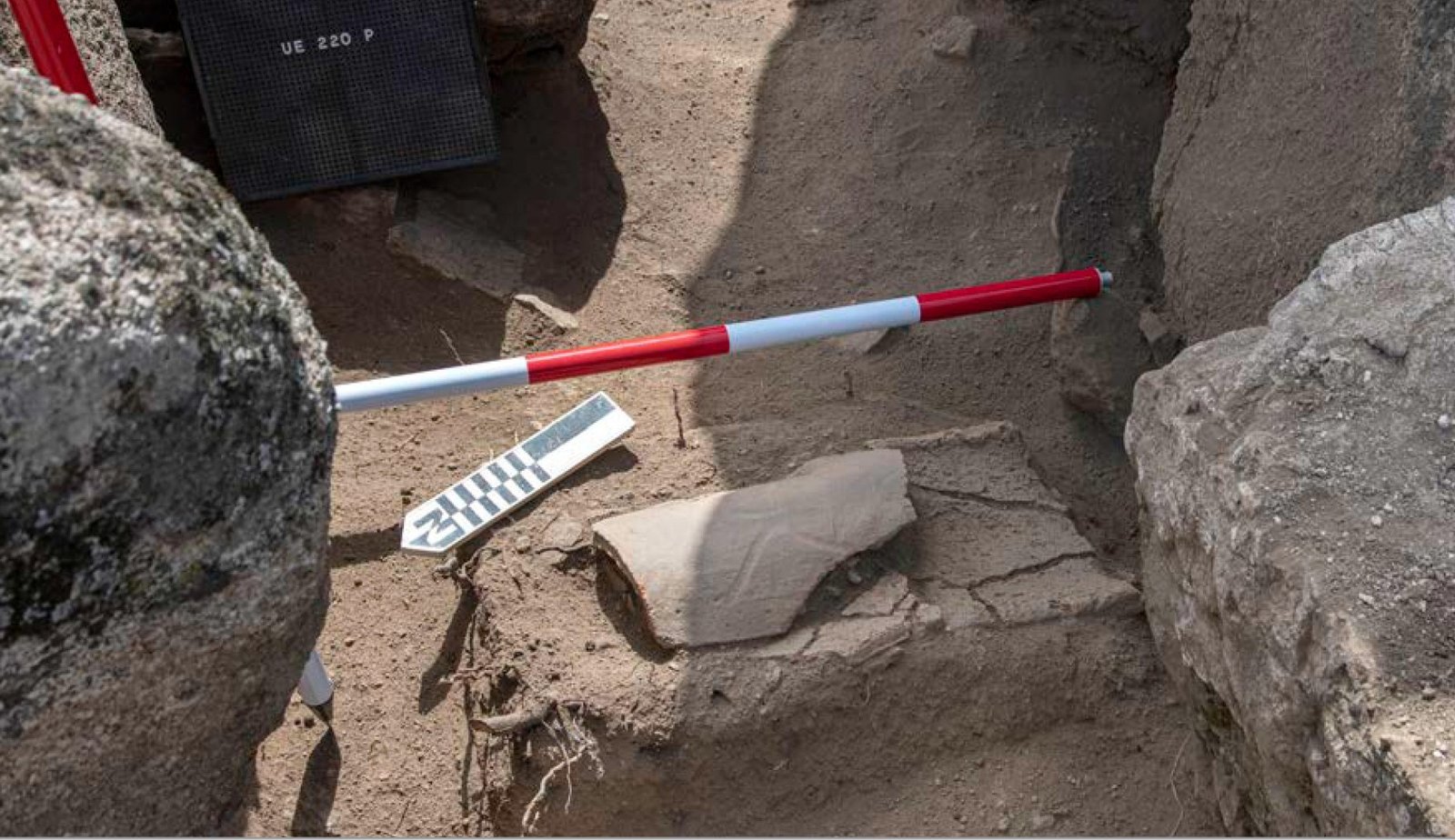 DETALLE DE CONDUCCIÓN CERÁMICA FORMADA POR ÍMBRICES QUE CONSTITUYE EL DESAGUADERO DE LA RED DE CANALES RUPESTRES. ÁREA CENTRAL DEL SECTOR SUR | Morillo et al. 2024: Fig. 7